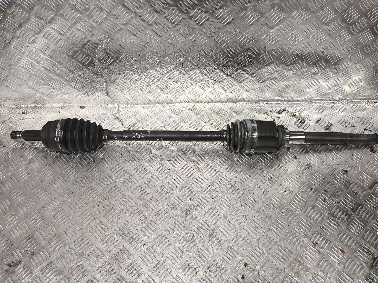 полуось передняя правая (приводной вал, ШРУС) Jeep Patriot 1 поколение (2007 - 2010), 2.4 л., ED3, бензин, вариатор, полный привод, 52123898AA - фото №1