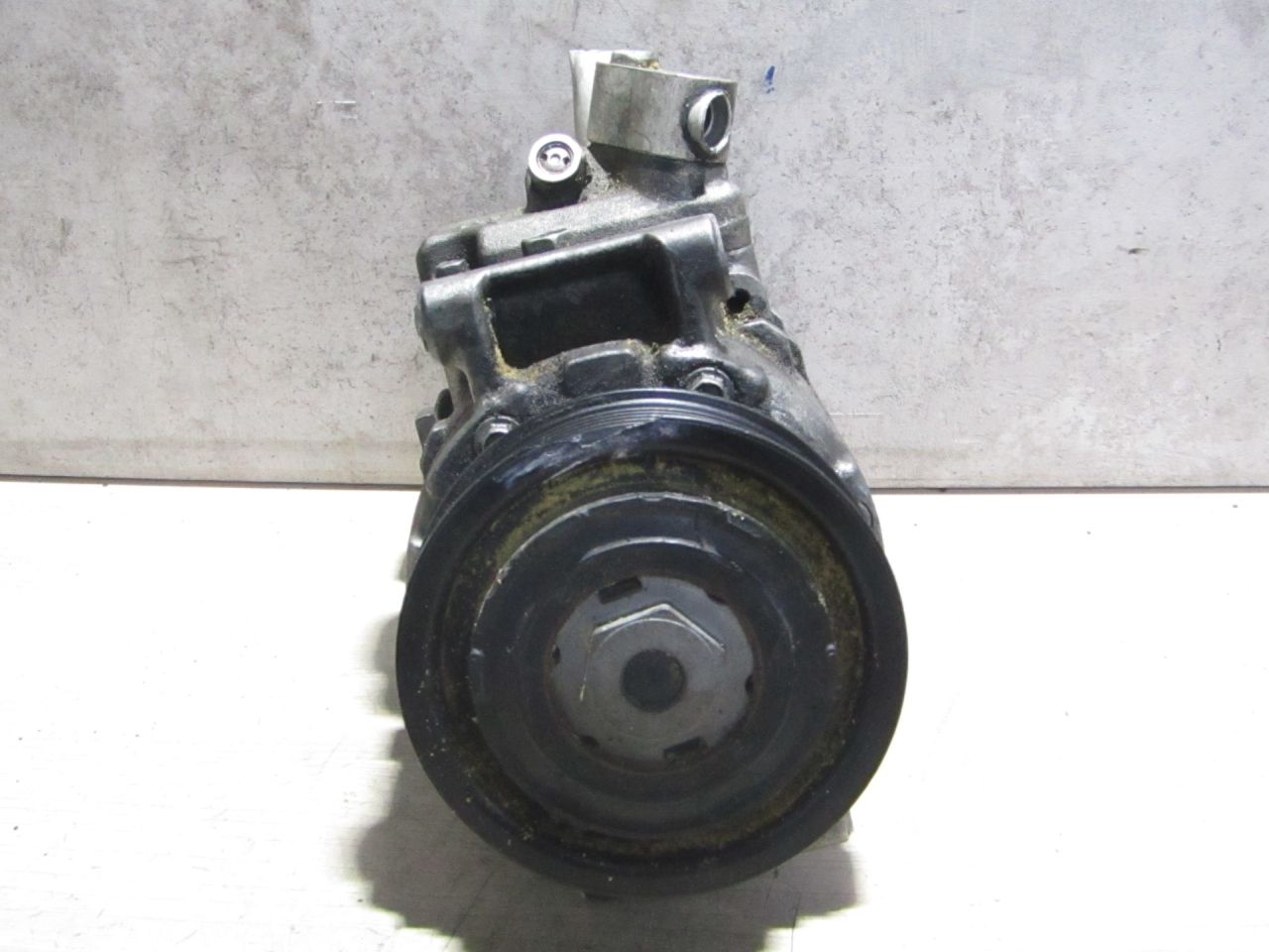 компрессор кондиционера Audi A4 B8/8K (2007 - 2011), 1.8 л., CDHA, бензин, 4F0260805AE, 8K0260805L, 8K0260805E, 4F0260805AP, 4F0260805AA, 4F0260805T, 8KD260805, 8E0260805BP - фото №1