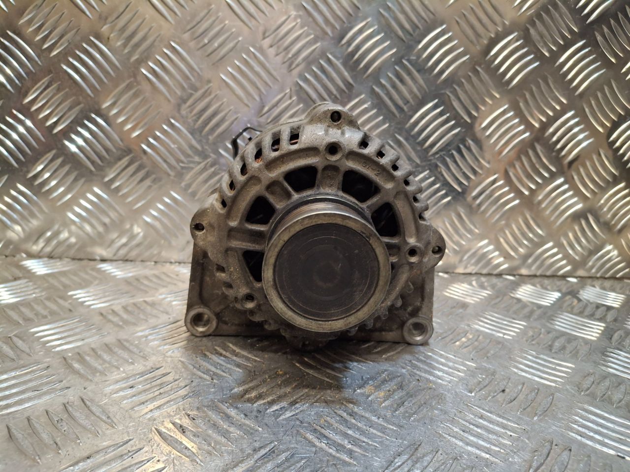 генератор Chevrolet Cruze 1 поколение (2009 - 2012), 1.8 л., F18D4, бензин, 13500577, 13595628, 13579666 - фото №1