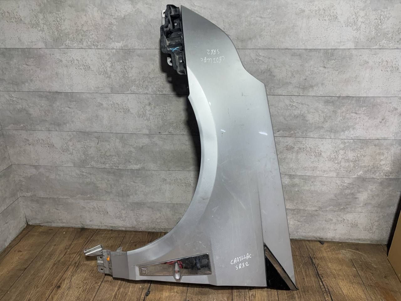 крыло переднее левое Cadillac SRX 2 поколение (2010 - 2013), 22860722 - фото №1