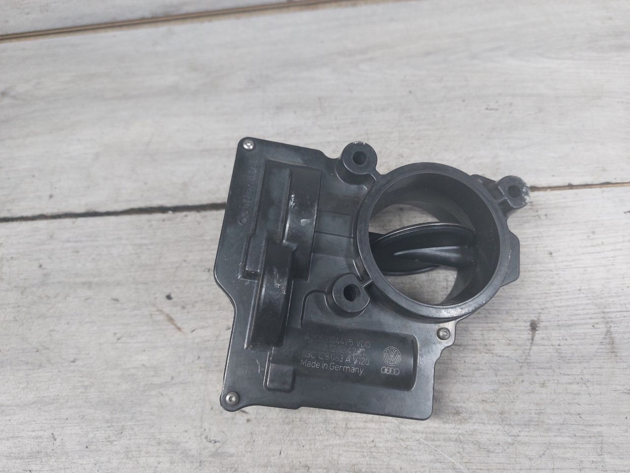 заслонка дроссельная Volkswagen Golf 5 поколение (2003 - 2009), 1.4 л., BLG, бензин, 03C128063A, A2C53104475, 03C128063B - фото №1