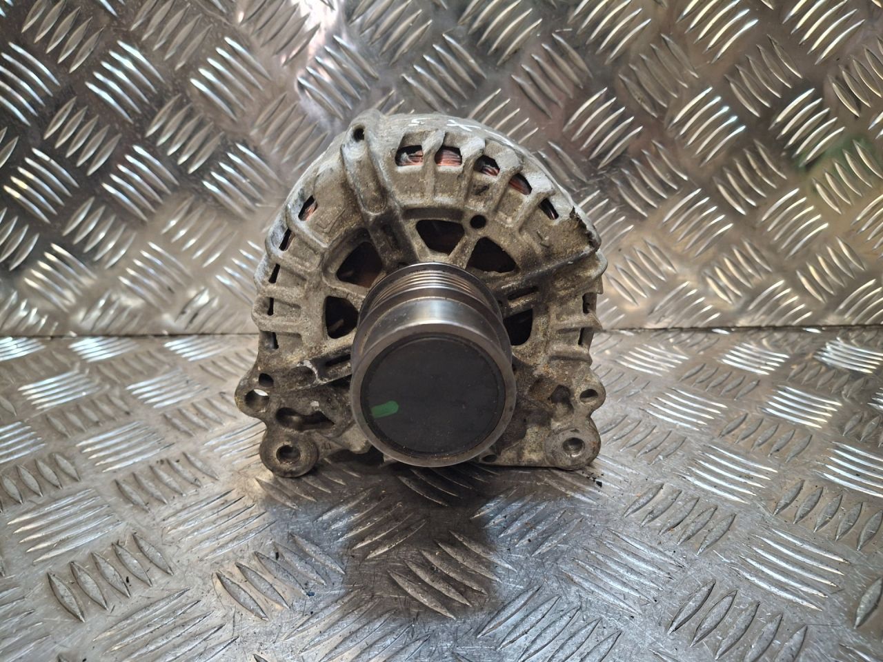 генератор Volkswagen Golf 7 поколение (2012 - 2017), 1.4 л., TSI, CXSA, бензин, 04C903023K, 04E903024S, 04C903023L - фото №1