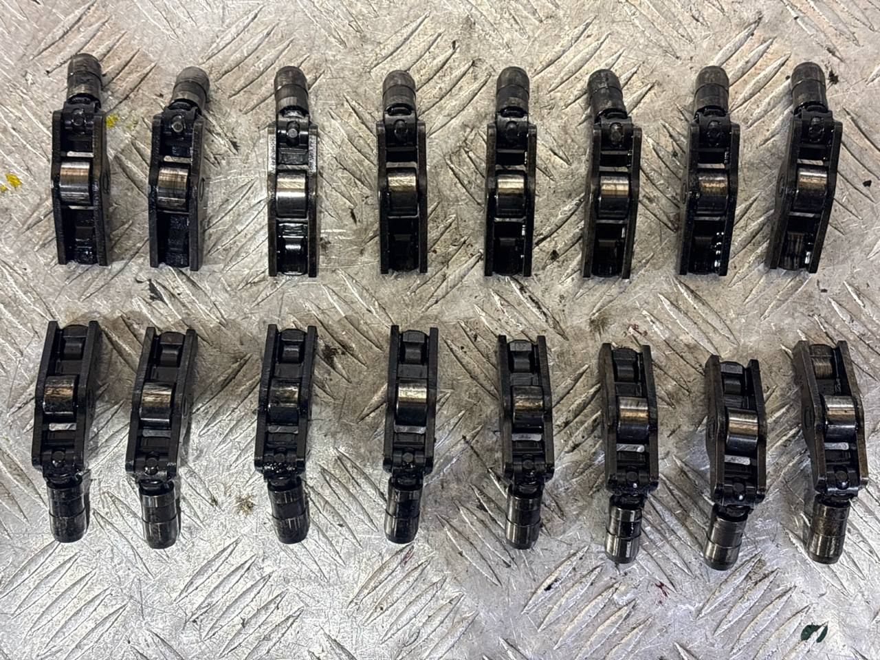 коромысло клапана (рокер) Land Rover Freelander 2 поколение (2006 - 2010), 2.2 л., TDCi, 224DT, дизель, LR004167, LR004168 - фото №1