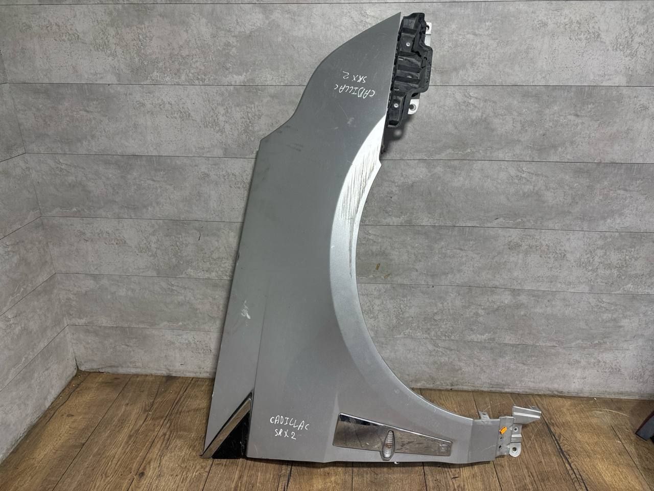 крыло переднее правое Cadillac SRX 2 поколение (2010 - 2013), 22860722 - фото №1