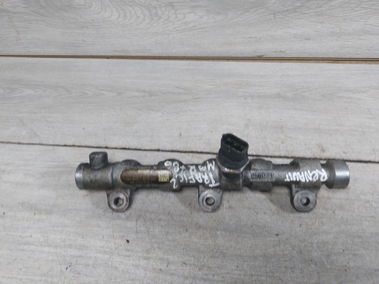 топливная рампа Renault Trafic 1 поколение (1981 - 1988), 175215697R - фото №1