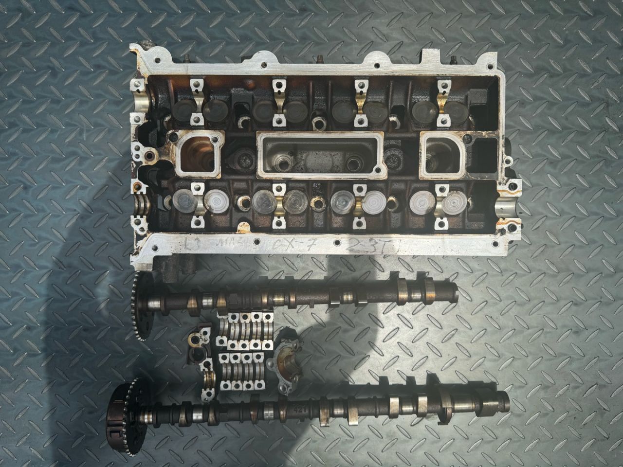 головка блока цилиндров Mazda CX-7 1 поколение (2006 - 2009), 2.3 л., L3-VDT, бензин, L3K910090G, L3K910090F - фото №1