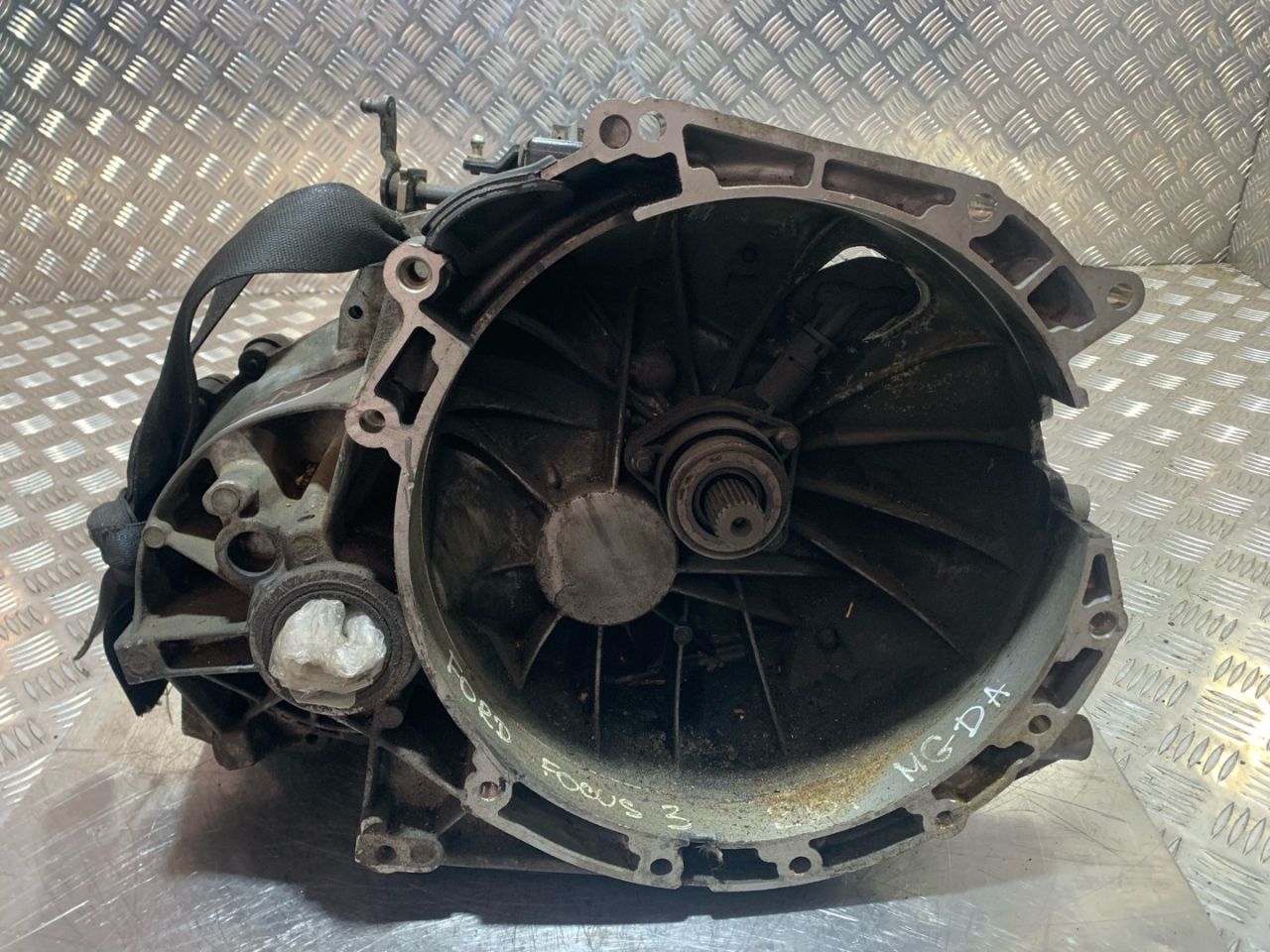 КПП механическая (МКПП) Ford Focus 3 поколение (2011 - 2015), 2.0 л., i, MGDA, бензин, 1693150, BV6R7002AAA - фото №1