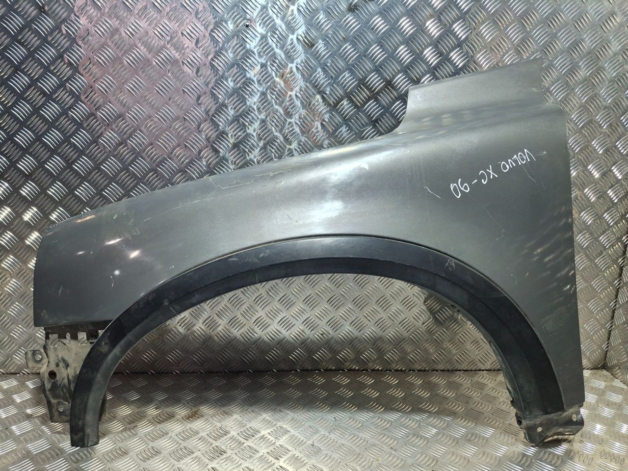 крыло переднее левое Volvo XC90 1 поколение (2002 - 2006), серый, 30796494 - фото №1