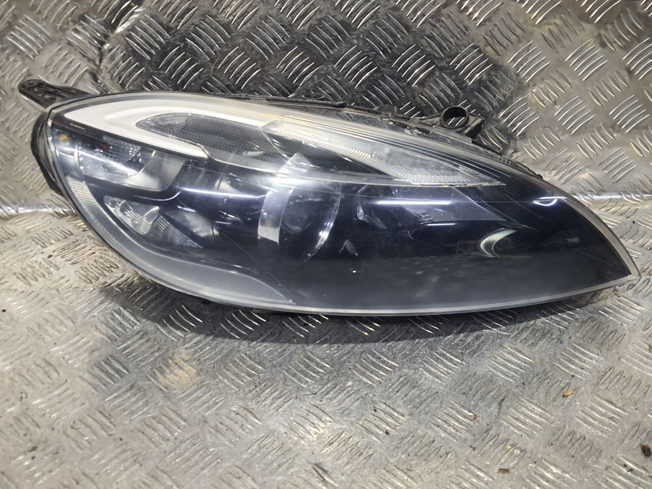 фара правая Volvo V40 2 поколение (2012 - 2016), правый руль, 31383161, 31420010 - фото №1