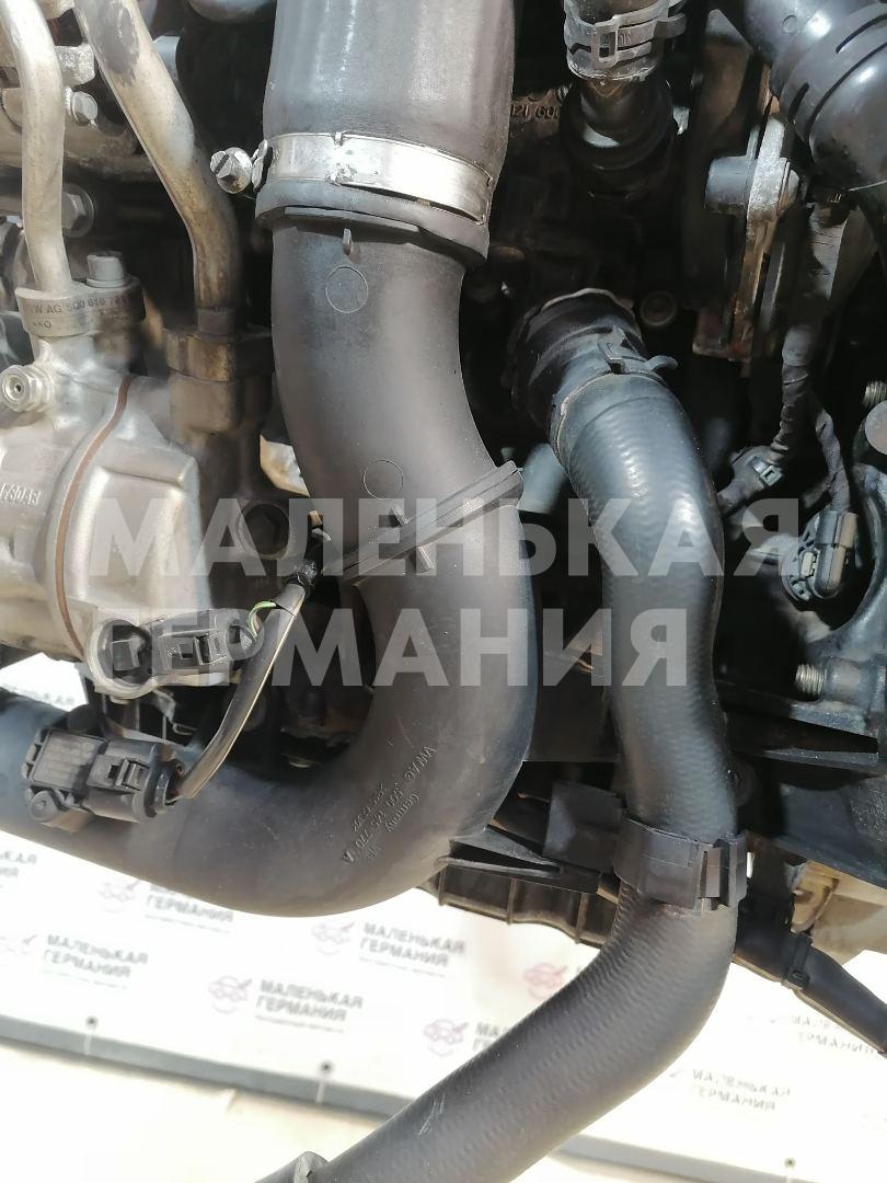 патрубок интеркулера Volkswagen Passat B8 2015, 1.8 л., CJSA, бензин, робот, 2t/c9x чёрный перламутр, седан, правый руль, 5Q0145770A - фото №1