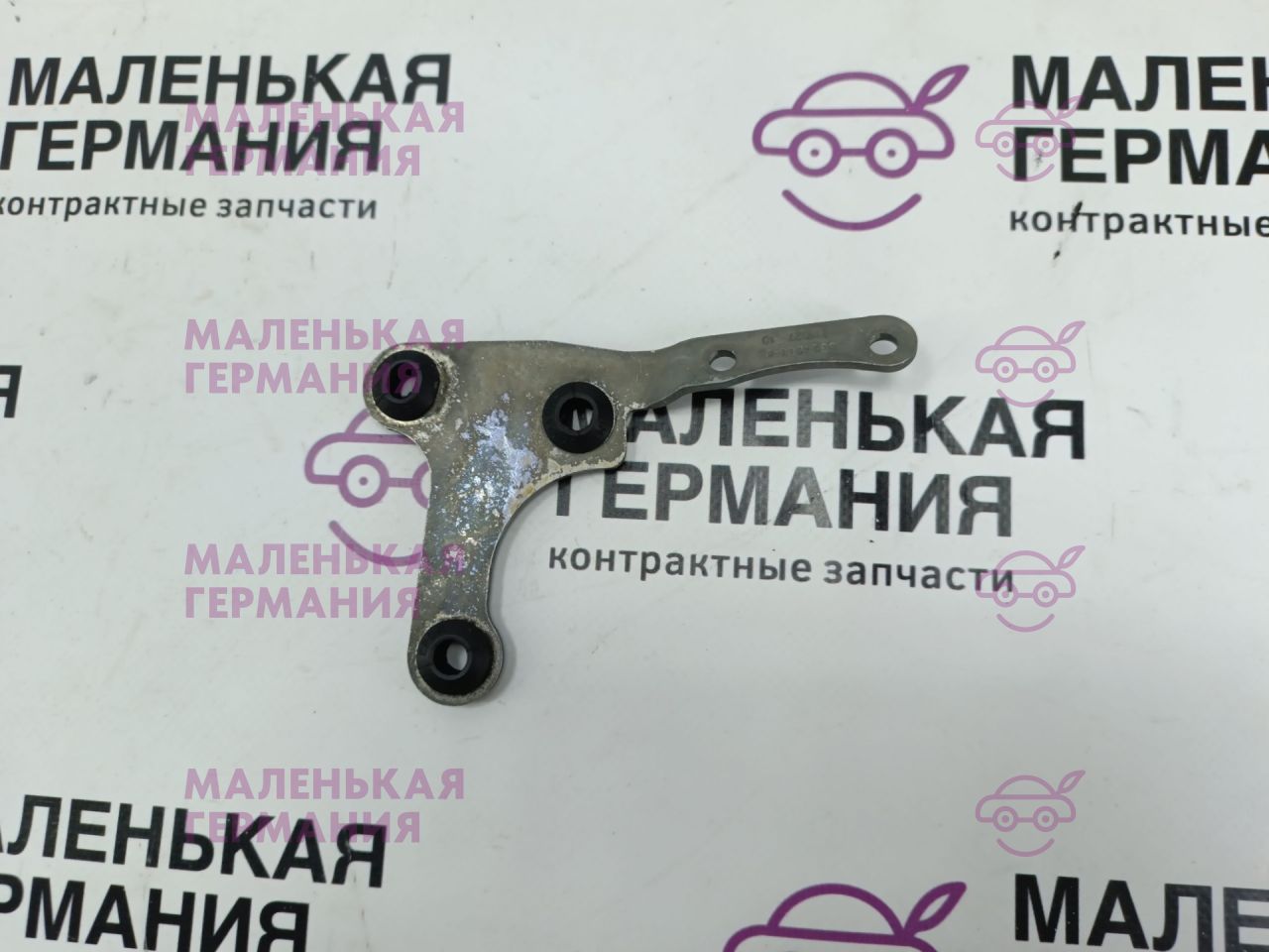 кронштейн (крепление) BMW 5 серия G30/G31 G30 2019, 4.4 л., N63 B44 C, бензин, АКПП, carbonschwarz metallic (416), седан, полный привод, 17228624268, 8624268 - фото №1