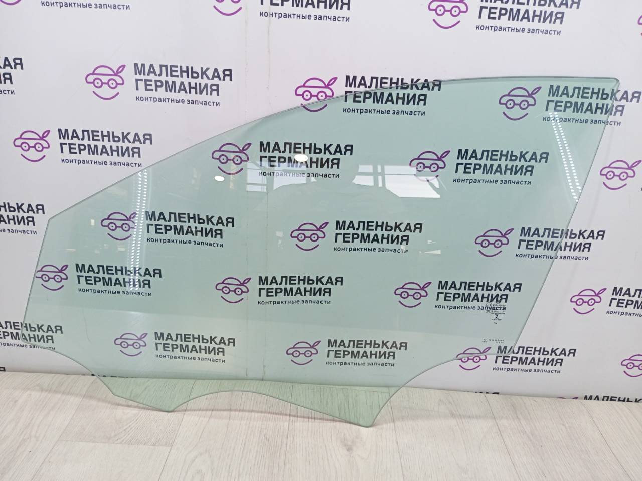 стекло двери передней левой Mercedes-Benz C-Класс W205/S205/C205 2014, 2.0 л., M 274.920, бензин, АКПП, белый, седан, задний привод, правый руль, A2057250010 - фото №1