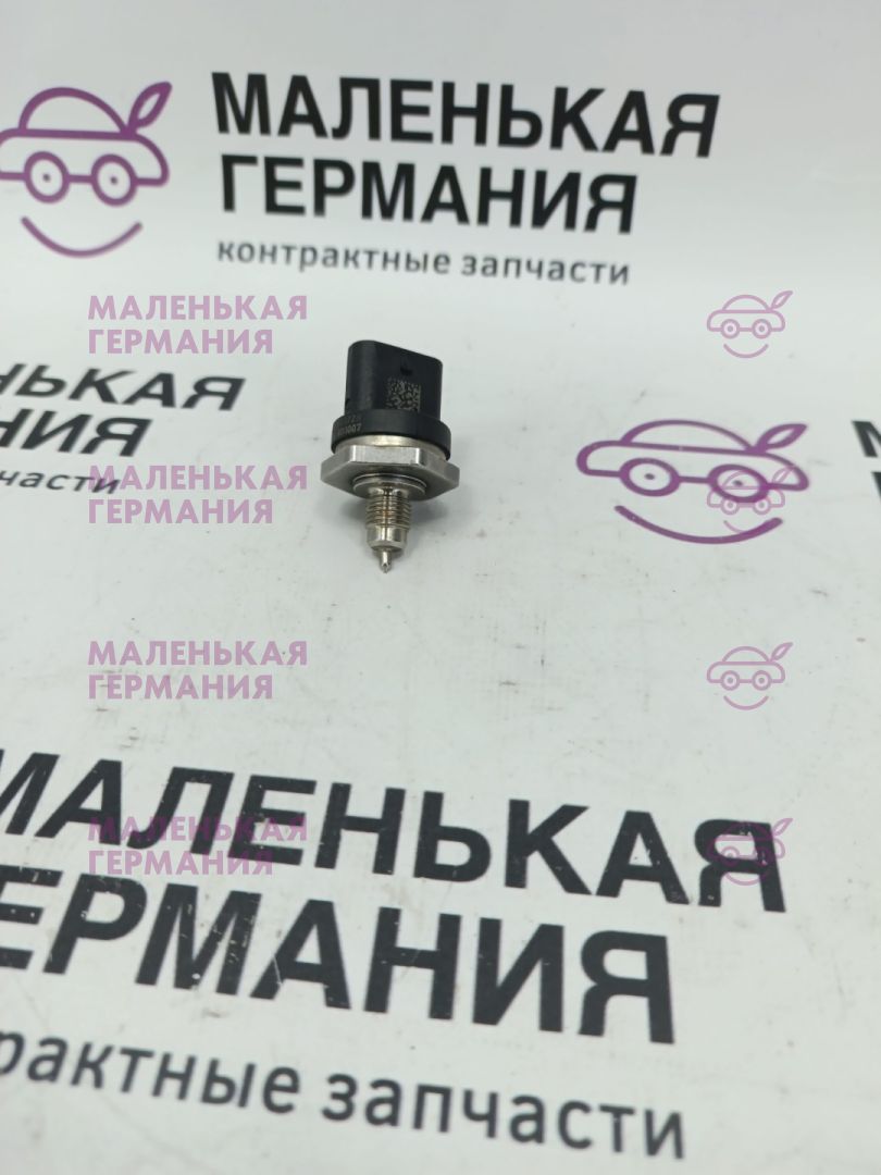 датчик давления топлива Mercedes-Benz C-Класс W205/S205/C205 2014, 2.0 л., M 274.920, бензин, АКПП, белый, седан, задний привод, правый руль, A2781530728, 0261545102 - фото №1