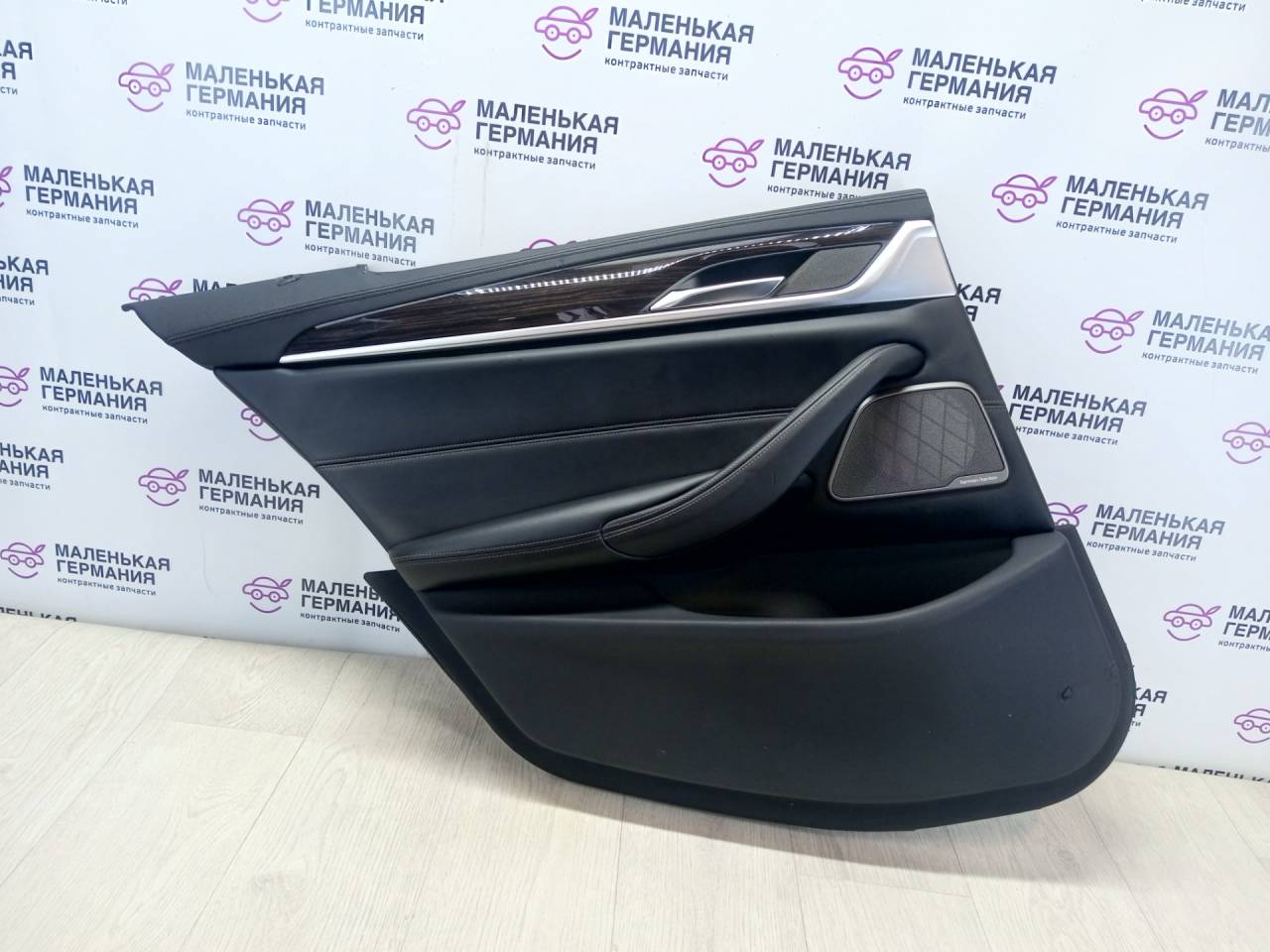 обшивка двери задняя левая BMW 5 серия G30/G31 G30 2017, 3.0 л., B58 B30 A, бензин, АКПП, темно-синий, седан, полный привод, 51427477315, 7477315 - фото №1