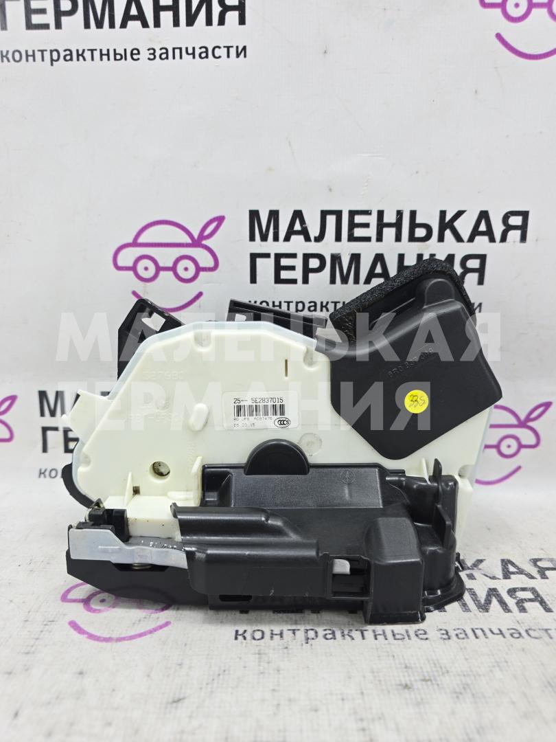 замок двери передней левой Volkswagen Passat B8 2015, 1.8 л., CJSA, бензин, робот, 2t/c9x чёрный перламутр, седан, правый руль, 5NC837015D - фото №1