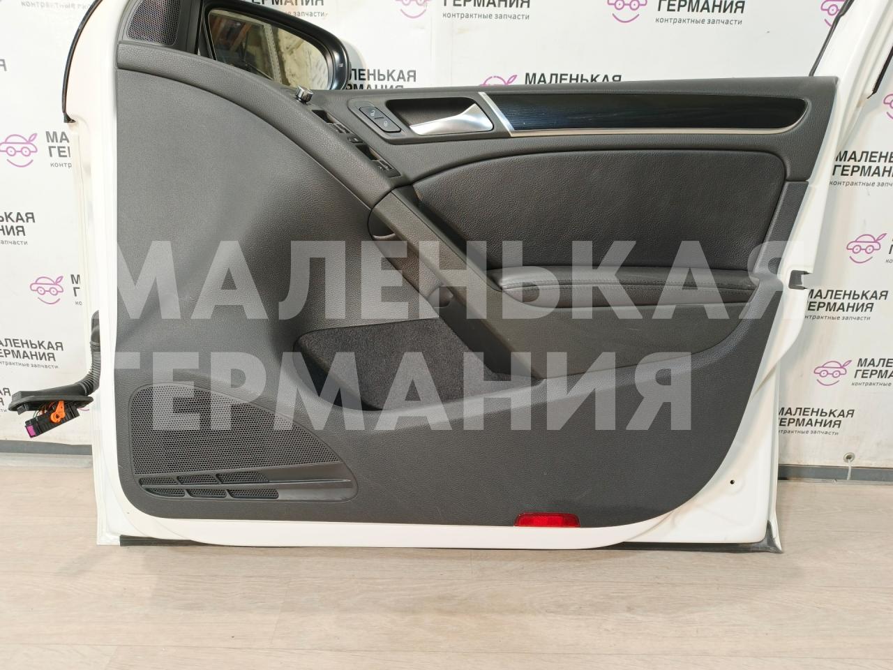 обшивка двери передняя правая Volkswagen Golf GTI 6 поколение 2011, 2.0 л., CCZB, бензин, робот, b4/b9a белый, хетчбэк 5 дв., передний привод, правый руль, 5K4867012 - фото №1