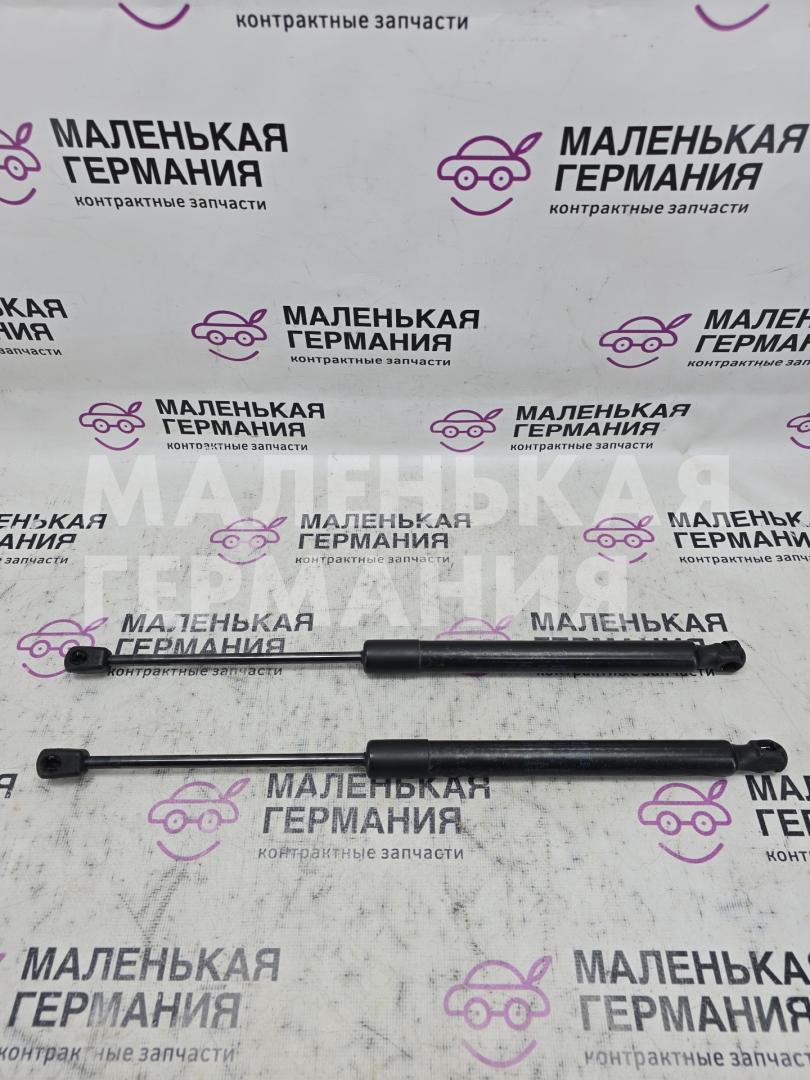 амортизатор крышки багажника (3-5 двери) Volkswagen Golf GTI 6 поколение 2011, 2.0 л., CCZB, бензин, робот, b4/b9a белый, хетчбэк 5 дв., передний привод, правый руль, 5K6827550D - фото №1