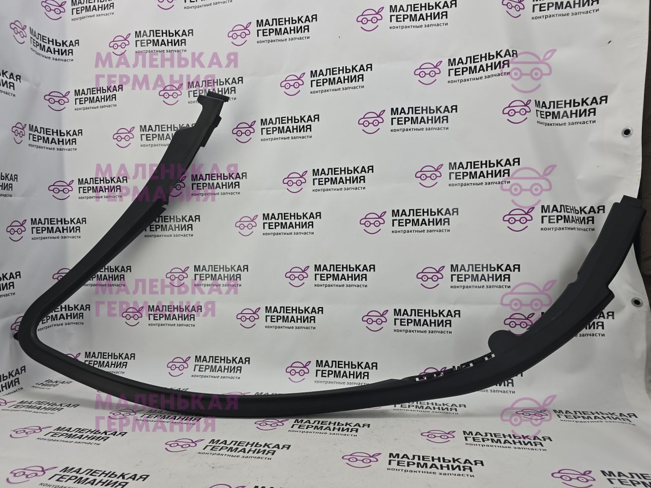 молдинг двери передней правой BMW 5 серия G30/G31 G30 2019, 4.4 л., N63 B44 C, бензин, АКПП, carbonschwarz metallic (416), седан, полный привод, 51337384930, 7384930 - фото №1