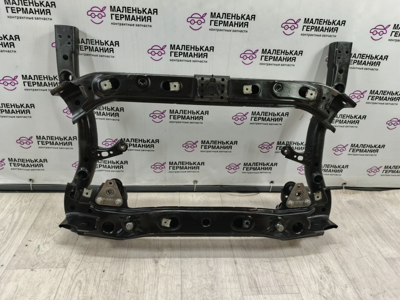 балка подвески передняя (подрамник) Mercedes-Benz C-Класс W205/S205/C205 2014, 2.0 л., M 274.920, бензин, АКПП, белый, седан, задний привод, правый руль, A2056280057, A2056280400, A2056280049 - фото №1