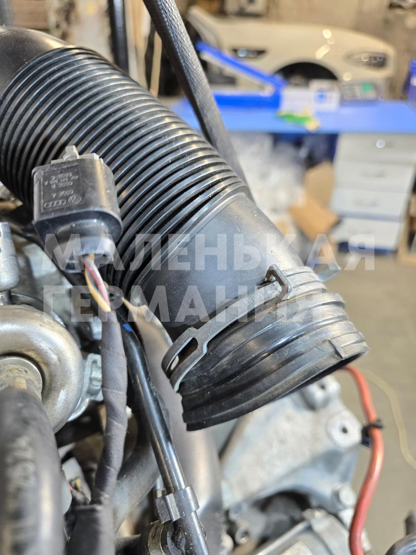 патрубок турбины Volkswagen Passat B8 2015, 1.8 л., CJSA, бензин, робот, 2t/c9x чёрный перламутр, седан, правый руль, 5Q0129654P, 5Q0129656D - фото №1