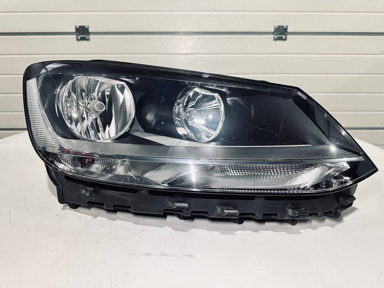 фара правая Volkswagen Sharan 2 поколение [рестайлинг] (2015 - 2026), 0301242202, 7N1941006B