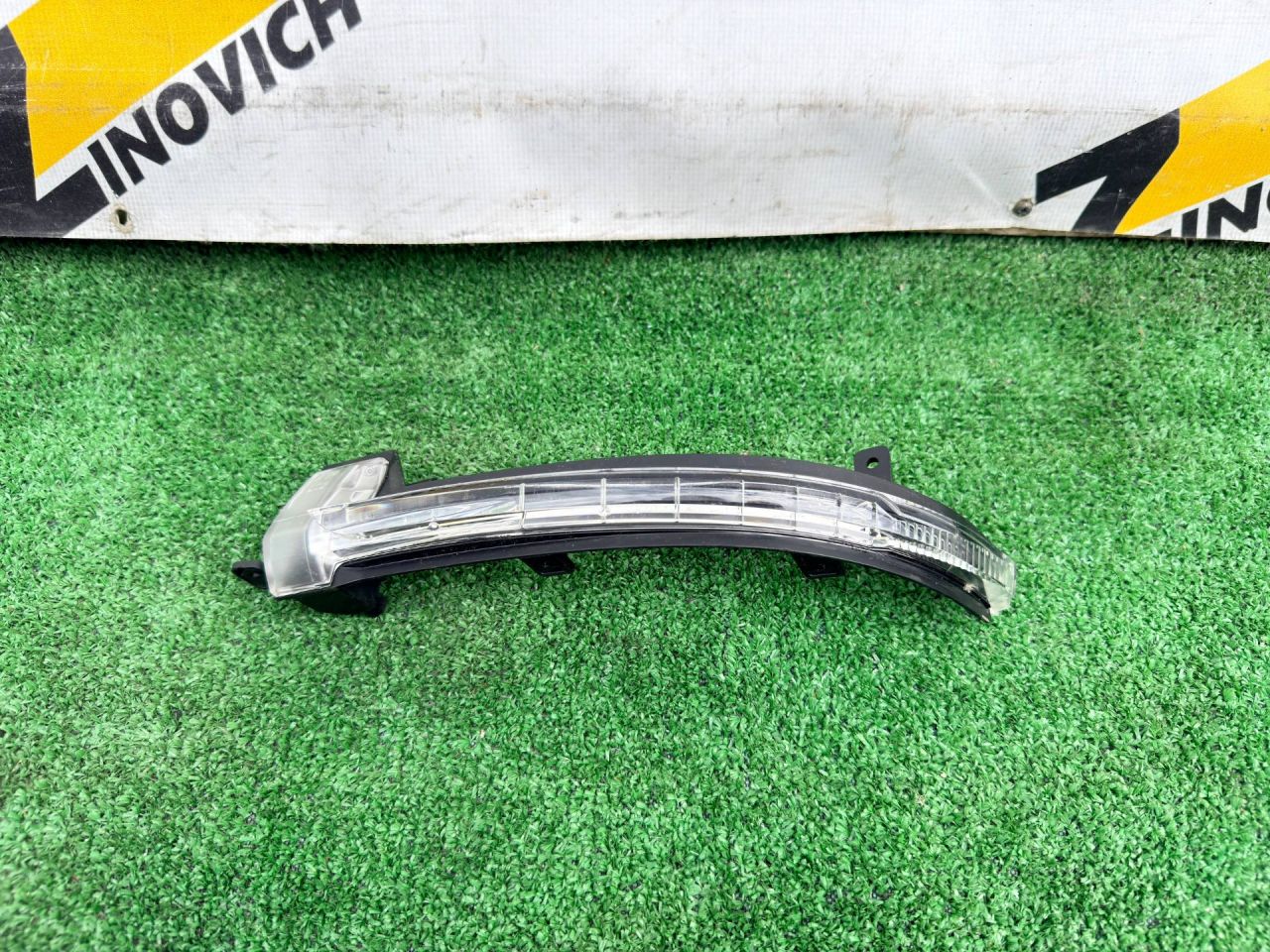 повторитель поворотов Volkswagen Touareg 2 поколение (2010 - 2014), 7P6949101