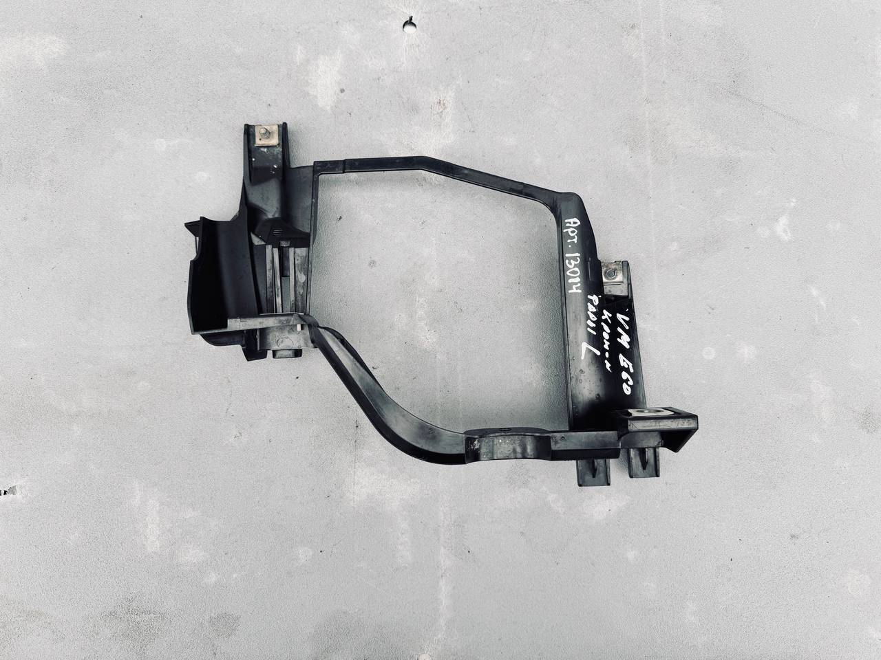 крепление фары левой BMW 5 серия E60/E61 (2002 - 2007), 15873800 - фото №1