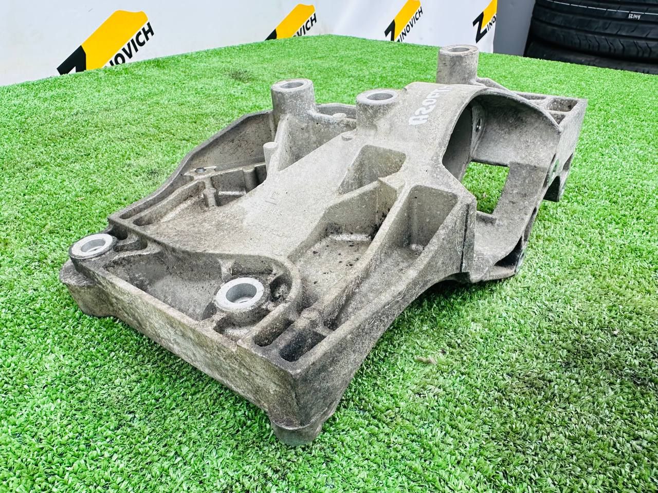 кронштейн генератора Opel Astra J (2009 - 2012), 2.0 л., A 20 DTH, дизель, 55562863, 532274354 - фото №1
