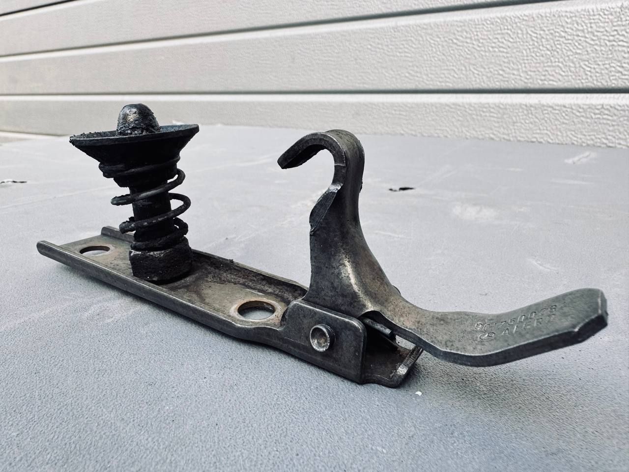 замок капота Mercedes-Benz Sprinter W901-904 (1995 - 2000), 9017500284