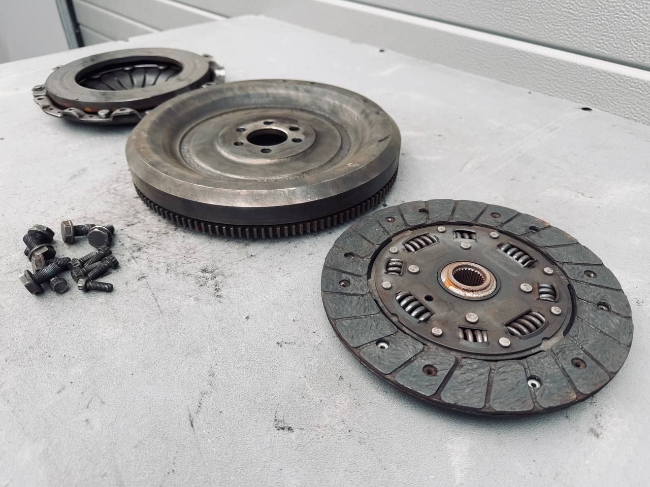 комплект сцепления Volkswagen Golf 3 поколение (1991 - 2000), 1.9 л., 1X, дизель, 037105271K