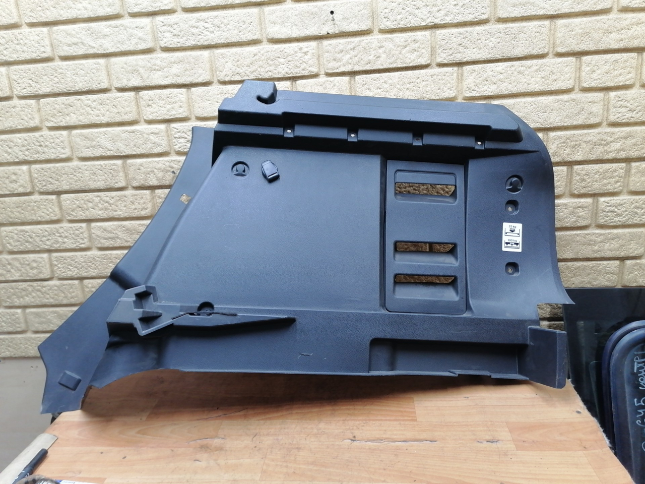 обшивка багажника Lada XRAY 1 поколение 2020, 1.8 л., бензин, МКПП, хетчбэк 5 дв., 849507780R - фото №1