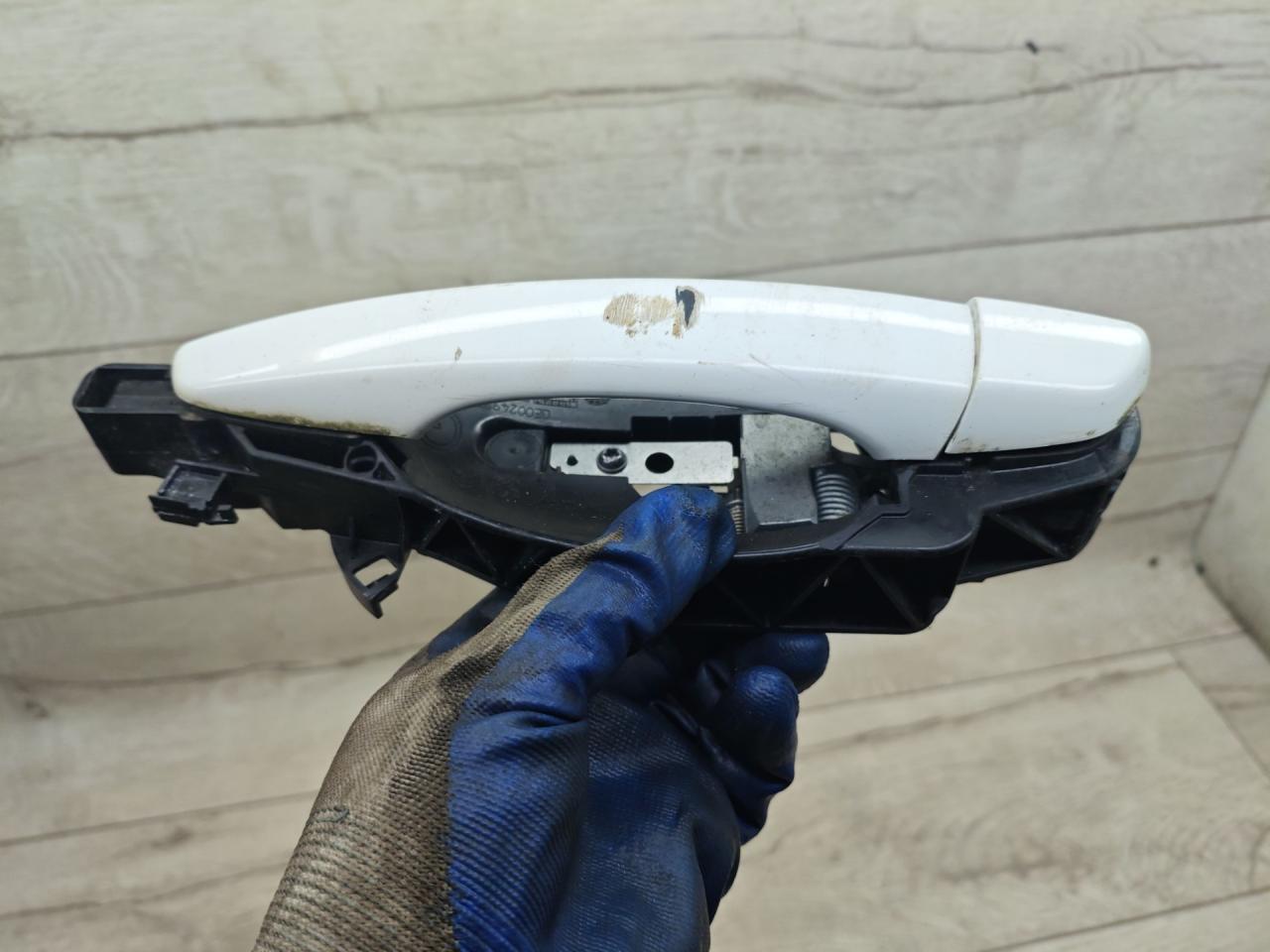 ручка наружная задняя левая Peugeot 308 T9 2015, 1.6 л., дизель, МКПП, универсал, 9802977380 - фото №1