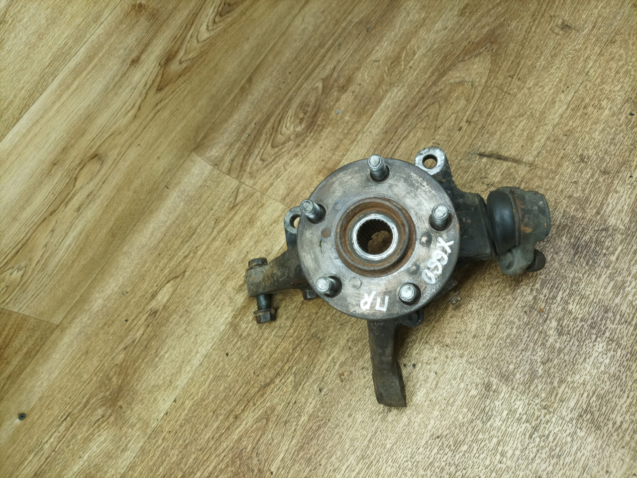 ступица передняя правая Toyota Avensis 1 поколение (T220) 1999, 1.8 л., 7A-FE, бензин, МКПП, лифтбэк - фото №1