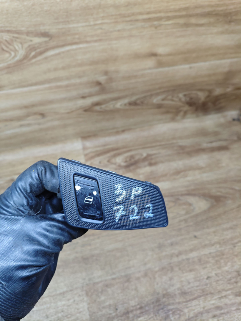 кнопка стеклоподъемника двери задней Skoda Octavia 2 поколение (A5) 2006, 1.6 л., BGU, бензин, МКПП, лифтбэк - фото №1