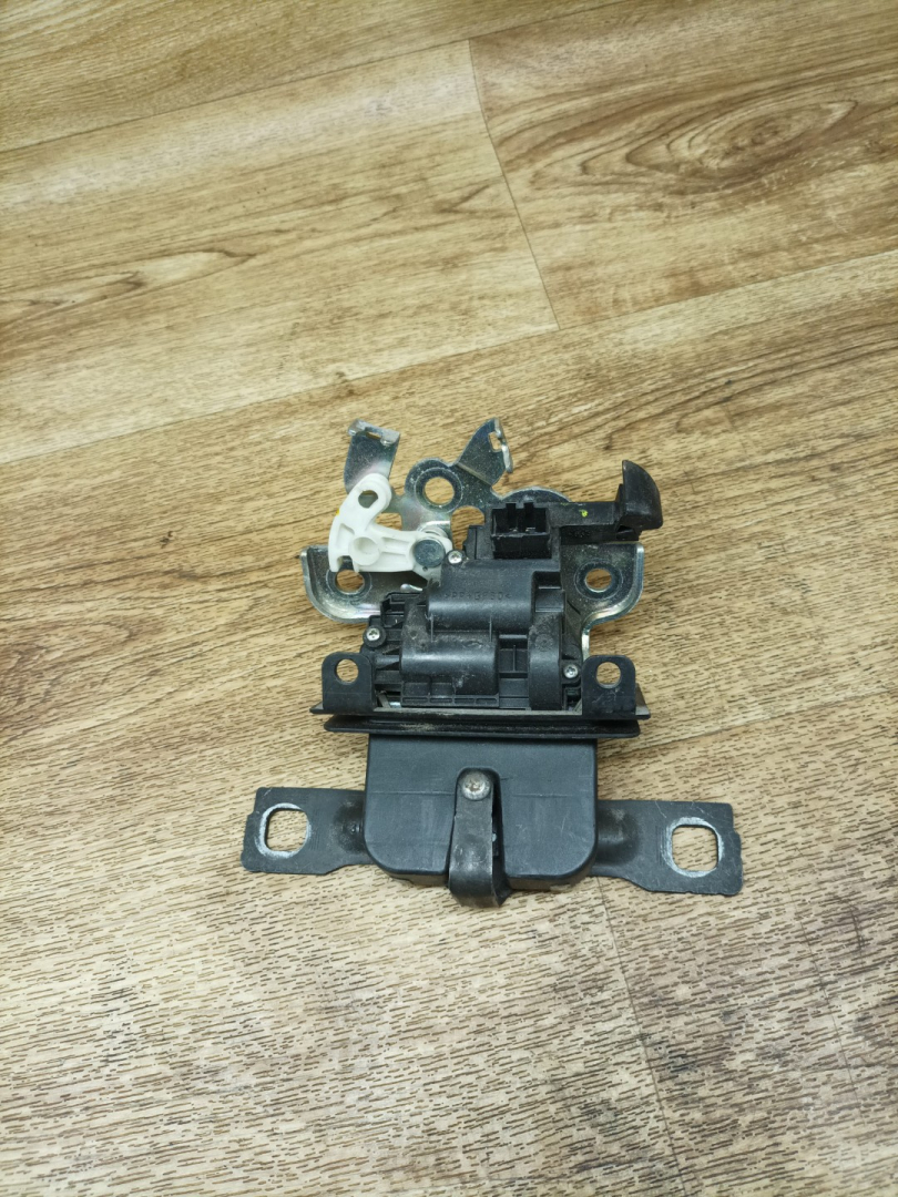 замок багажника Skoda Rapid 1 поколение 2015, 1.6 л., CWVA, бензин, МКПП, лифтбэк, 5E0827505 - фото №1