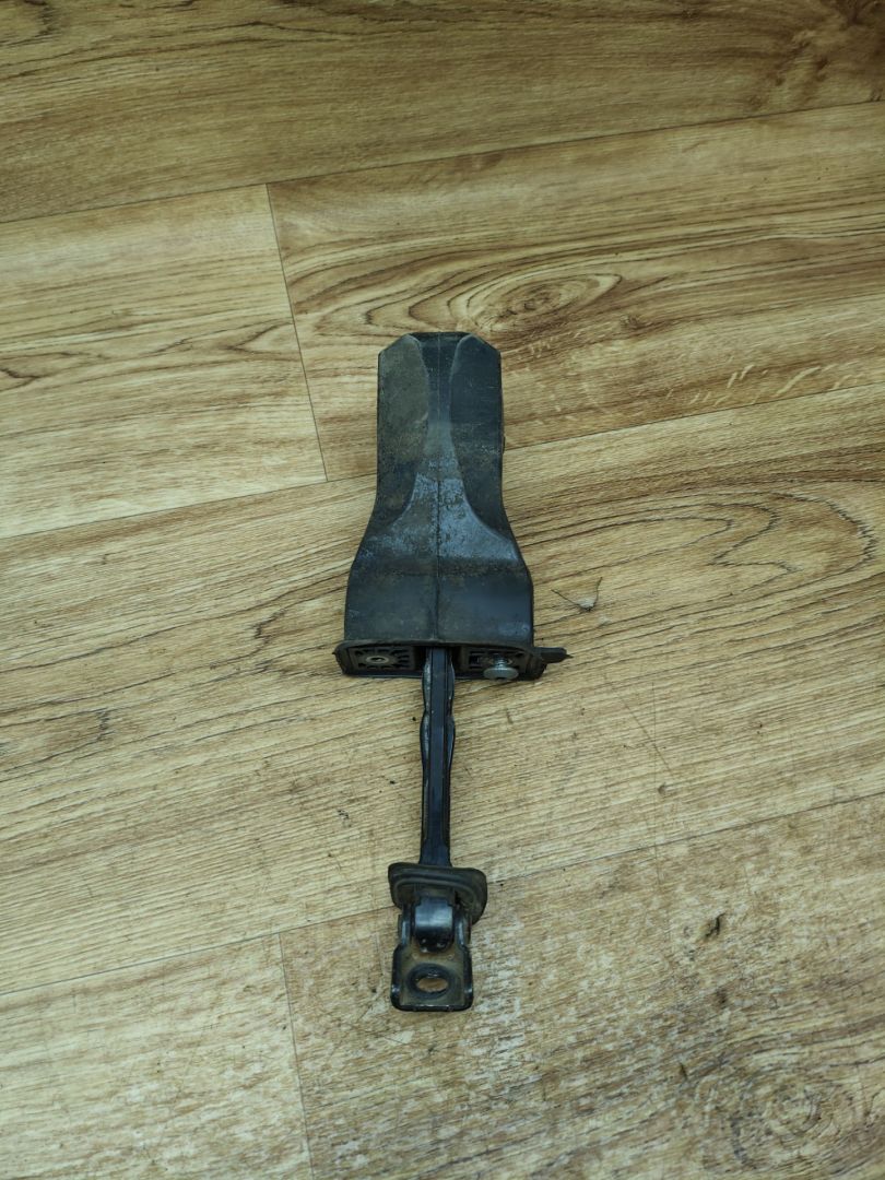 ограничитель открывания двери Volkswagen Polo 5 поколение 2011, 1.6 л., CFNA, бензин, МКПП, седан - фото №1