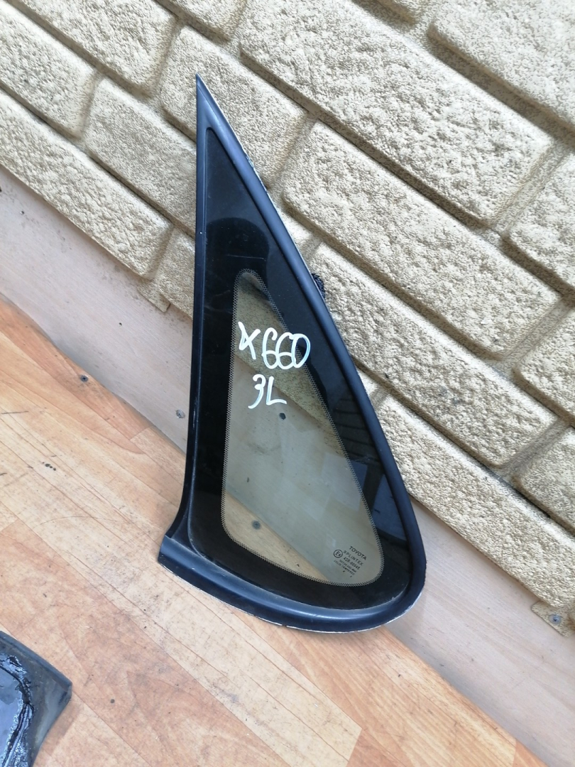 стекло кузовное боковое левое Toyota Avensis 1 поколение (T220) 1999, 1.8 л., 7A-FE, бензин, МКПП, лифтбэк - фото №1