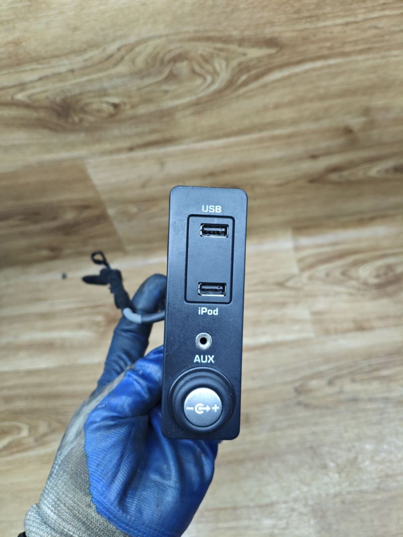 разъем AUX / USB Land Rover Range Rover Evoque L538 2012, 2.2 л., 224DT, дизель, МКПП, внедорожник 5 дв., AW9319C166QA, 30657961 - фото №1