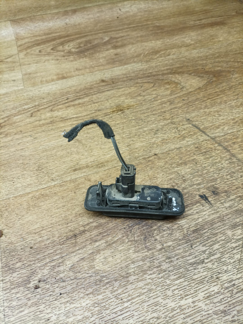 кнопка открытия багажника Renault Twingo 2 поколение 2009, 1.5 л., дизель, МКПП, хетчбэк 3 дв., 8200078258 - фото №1