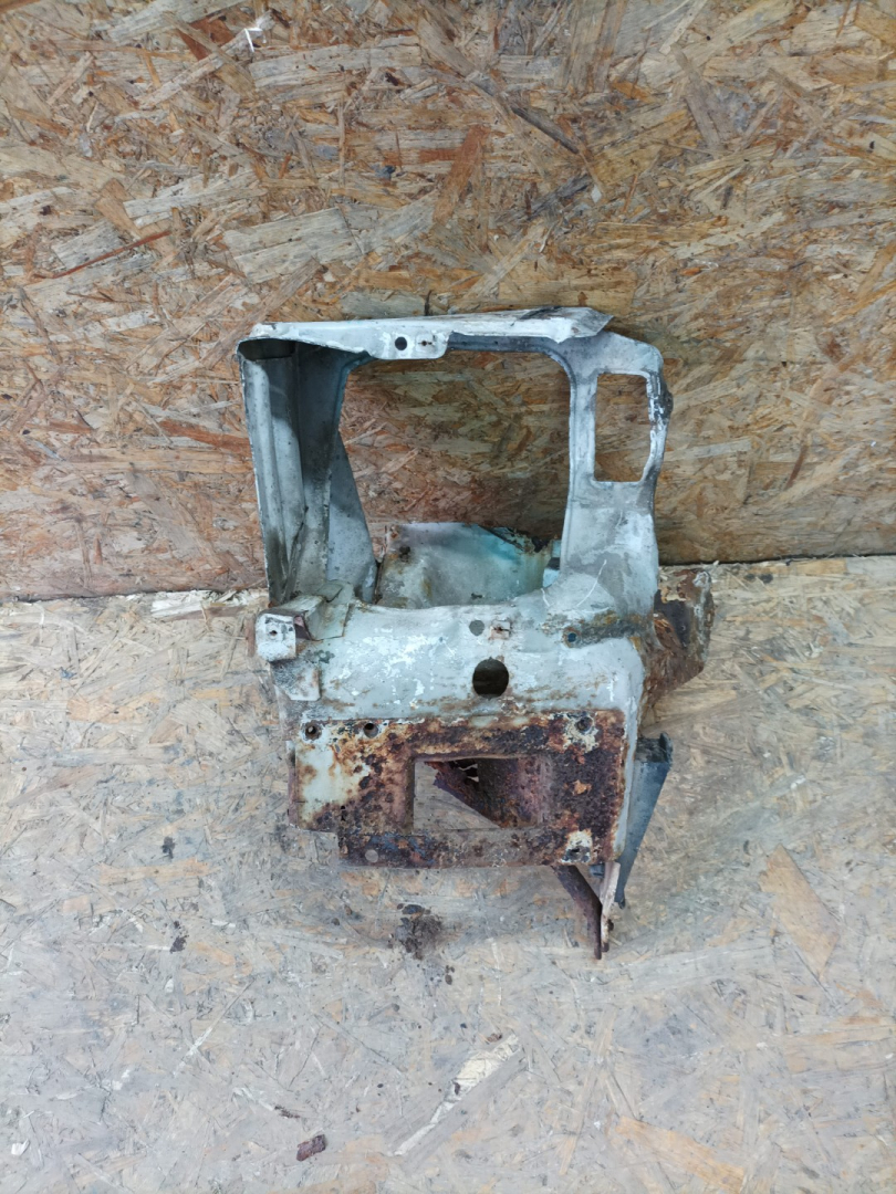 крепление фары левой Mercedes-Benz Vito W638 1998, 2.3 л., дизель, МКПП, микроавтобус - фото №1