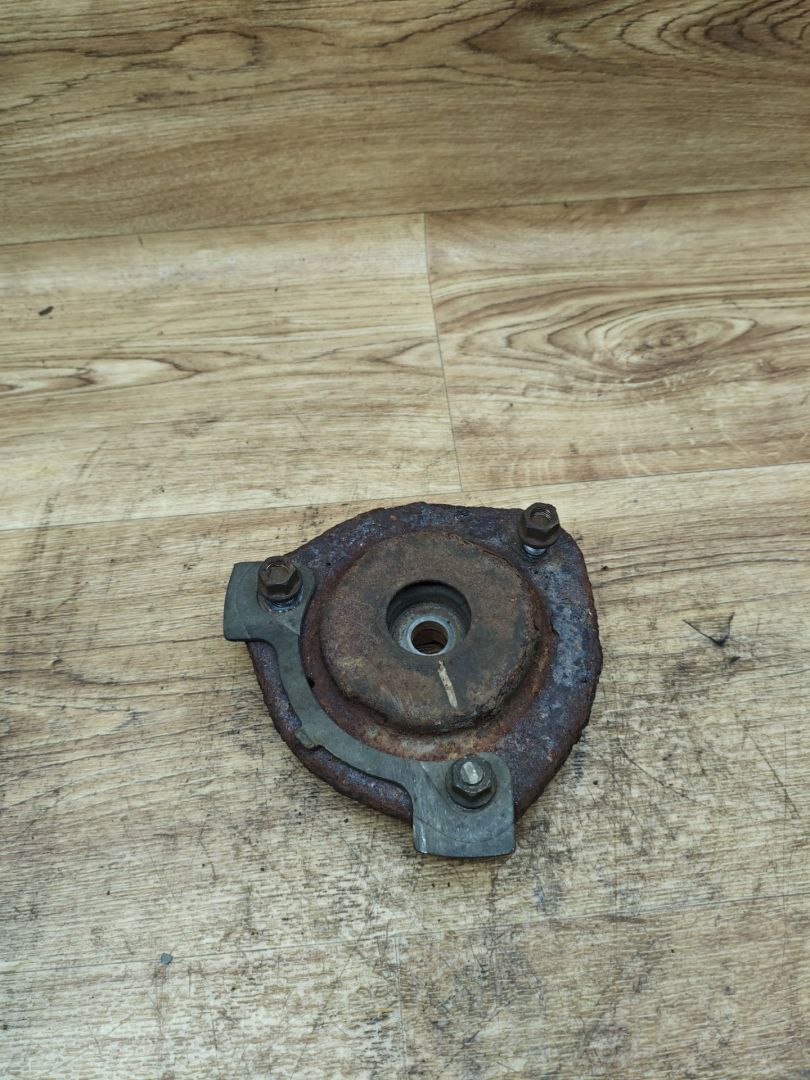 опора амортизатора верхняя (чашка) Toyota Picnic 1 поколение 1998, 2.2 л., 3C-TE, дизель, МКПП, минивэн - фото №1