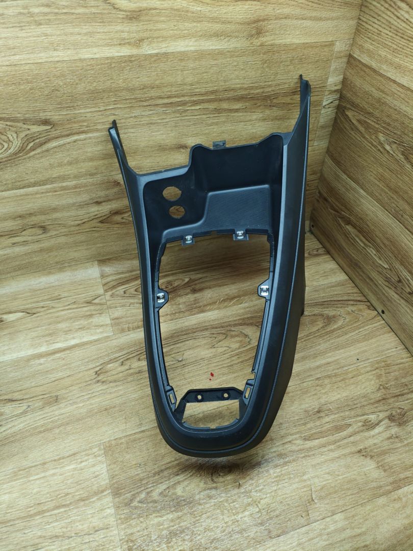 консоль салона Lada Vesta 1 поколение 2017, 1.6 л., бензин, МКПП, седан, 8450007264 - фото №1