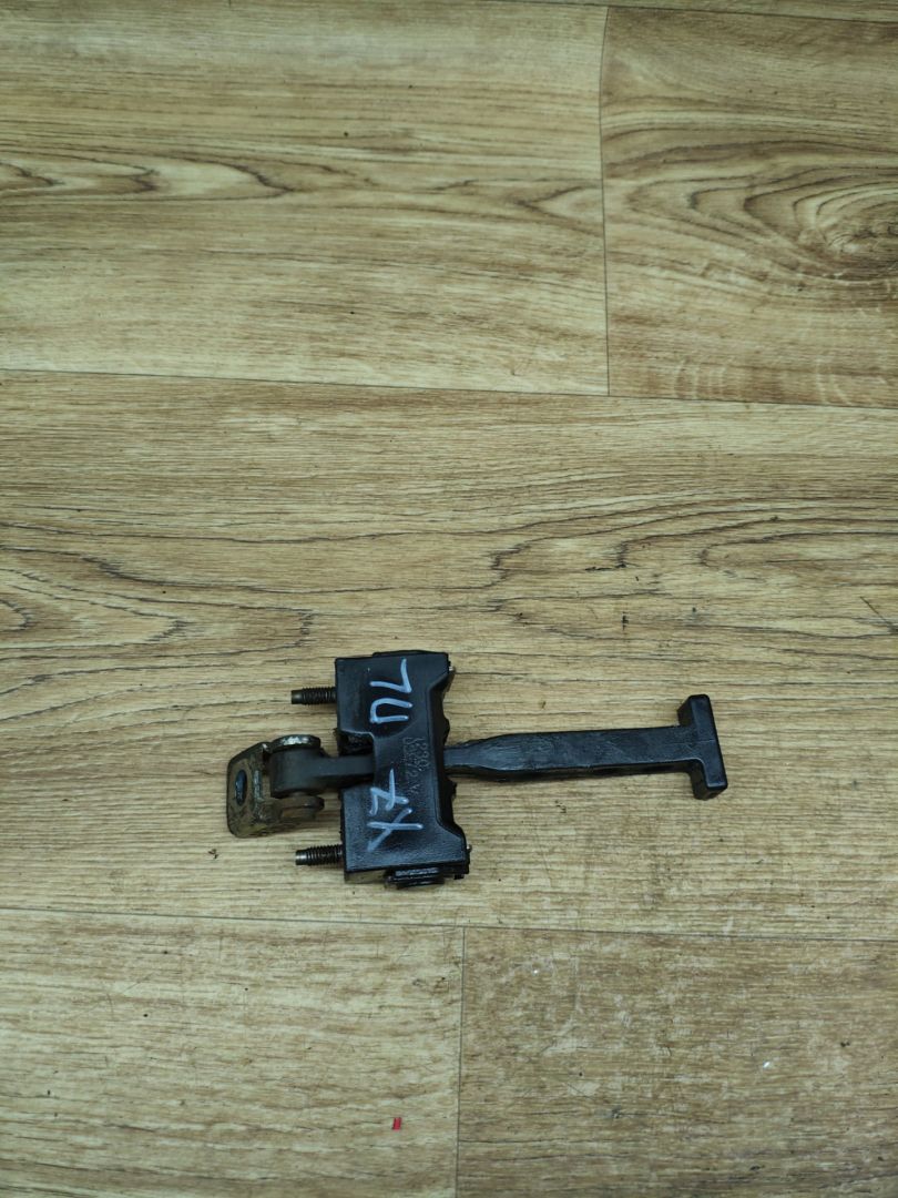 ограничитель открывания двери Lada Vesta 1 поколение 2017, 1.6 л., бензин, МКПП, седан - фото №1