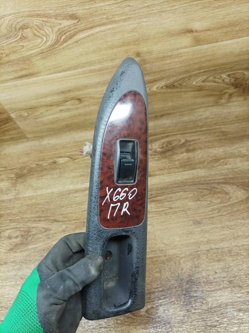 кнопка стеклоподъемника двери Toyota Avensis 1 поколение (T220) 1999, 1.8 л., 7A-FE, бензин, МКПП, лифтбэк - фото №1