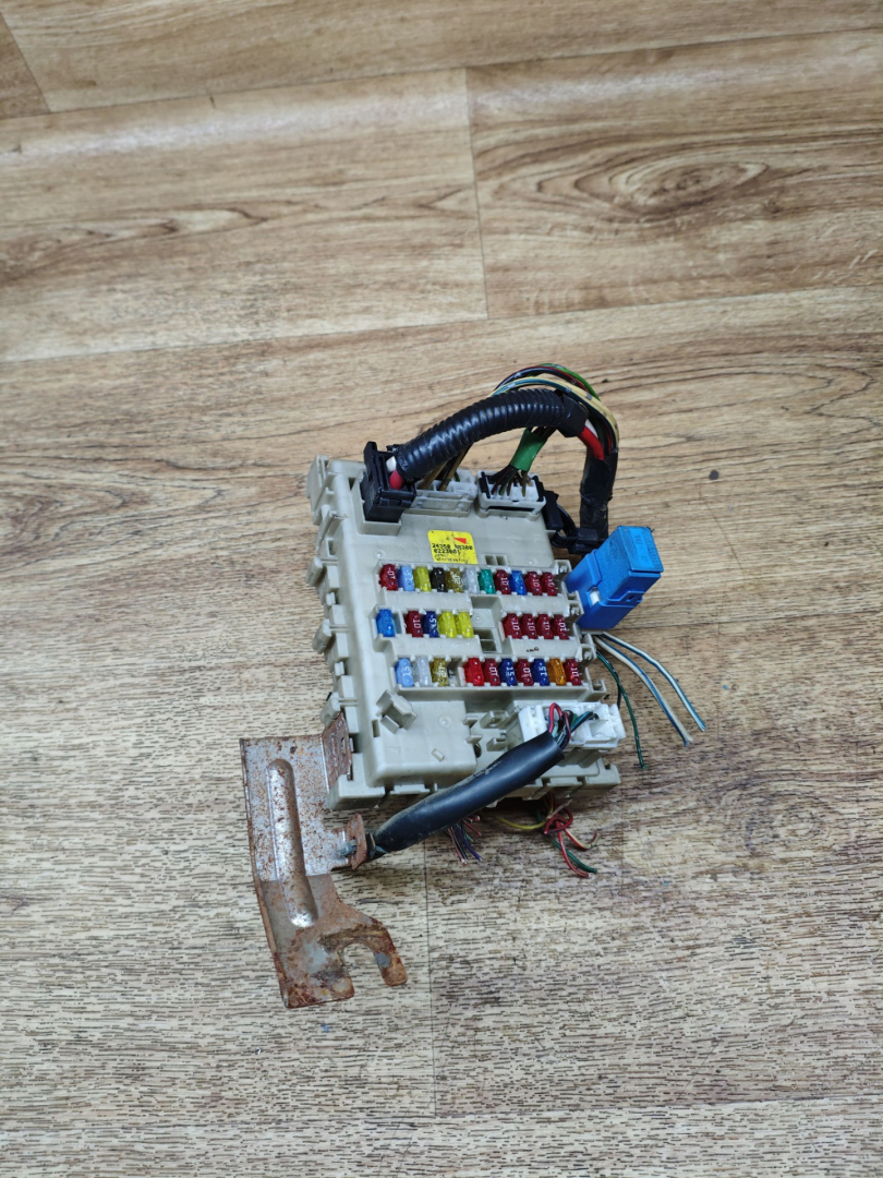 блок предохранителей Nissan Almera N16 2003, 2.2 л., дизель, МКПП, хетчбэк 5 дв., 243505M300 - фото №1