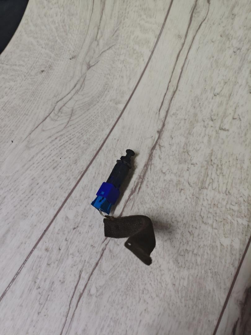 датчик педали сцепления Renault Laguna 2 поколение 2002, 1.8 л., бензин, МКПП, хетчбэк 5 дв., 110895 - фото №1