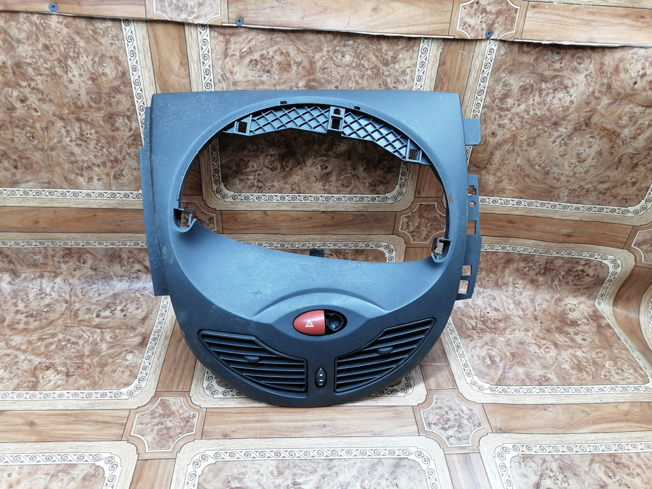 дефлектор обдува салона Renault Twingo 2 поколение 2009, 1.5 л., дизель, МКПП, хетчбэк 3 дв., 8200672147 - фото №1