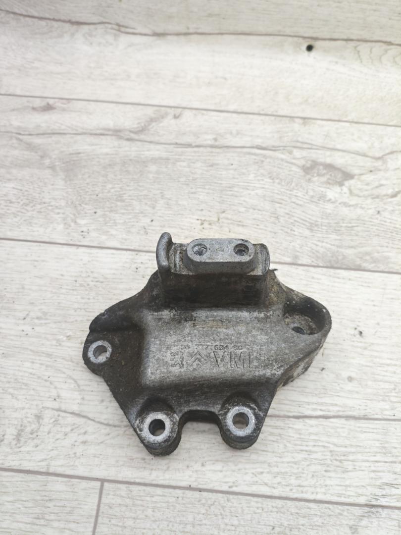 кронштейн КПП Peugeot 308 T9 2015, 1.6 л., дизель, МКПП, универсал, 9677768480 - фото №1