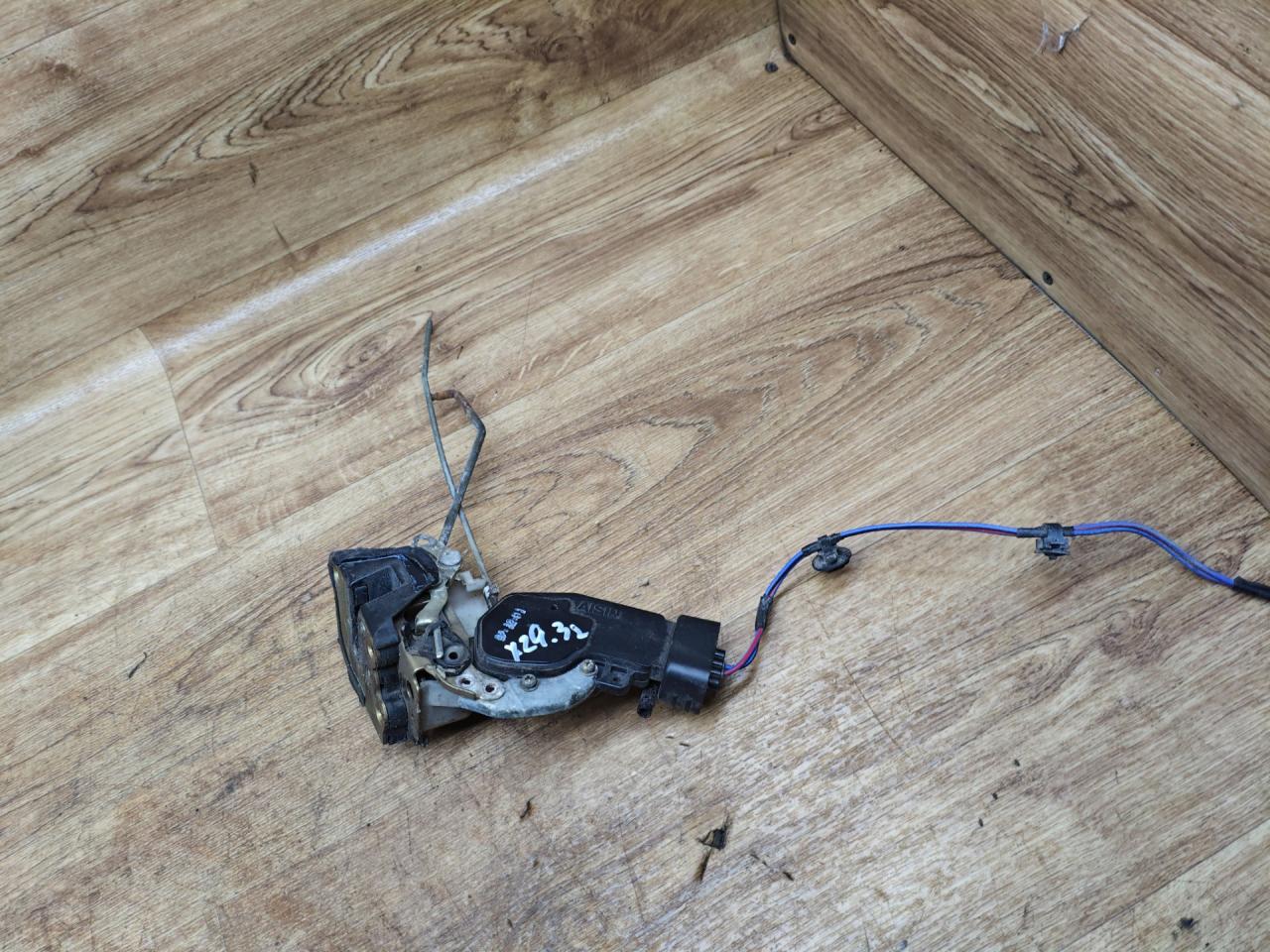 замок двери задней левой Toyota Picnic 1 поколение XM10 2000, 2.2 л., дизель, МКПП, минивэн - фото №1