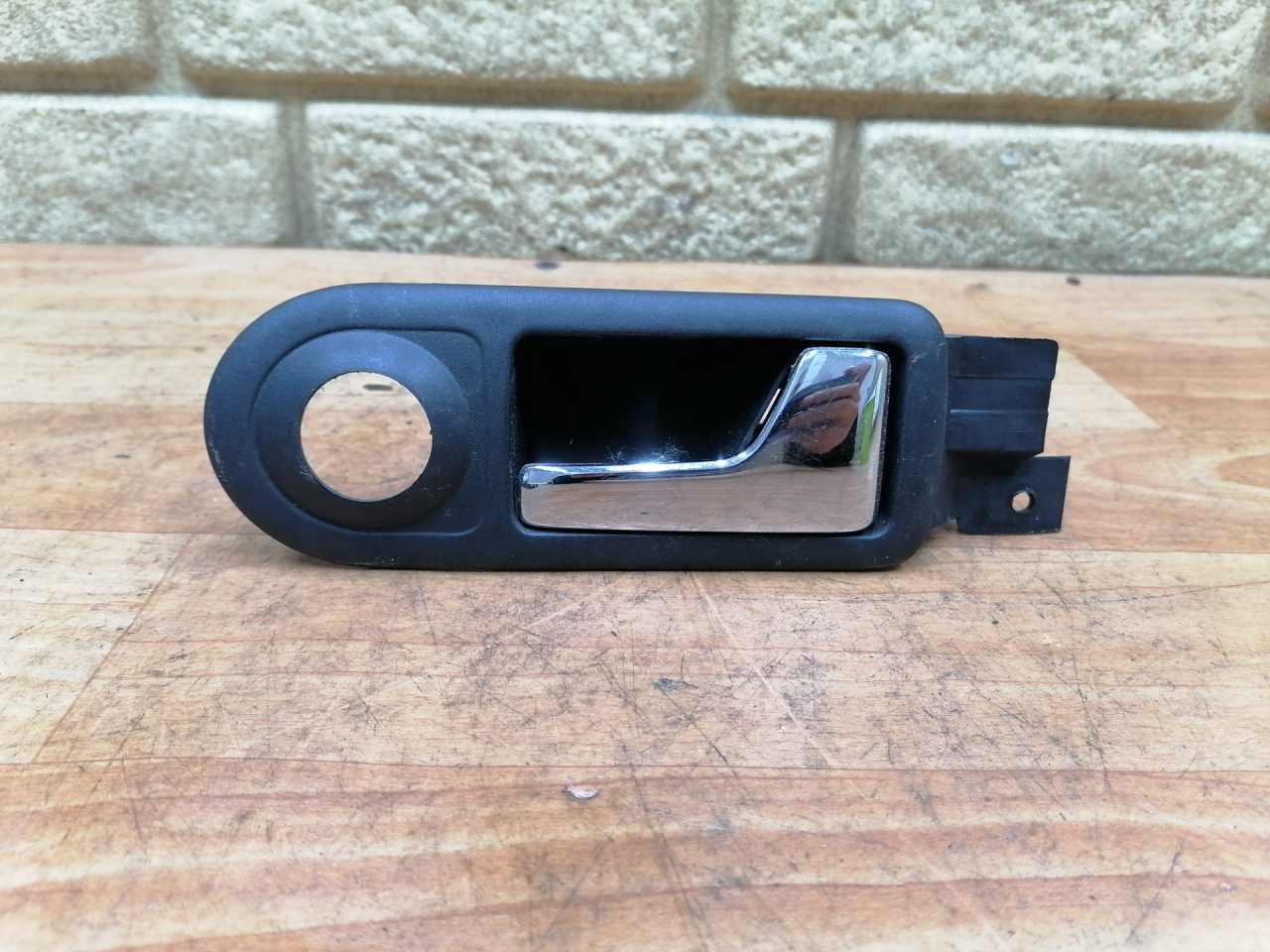 ручка внутренняя передняя правая Volkswagen Golf 4 поколение 1999, 1.4 л., AKQ, бензин, МКПП, хетчбэк 5 дв., 1J0837114 - фото №1